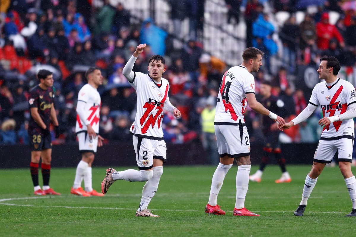 Ray and Seville tie to goals under the rain of Vallecas