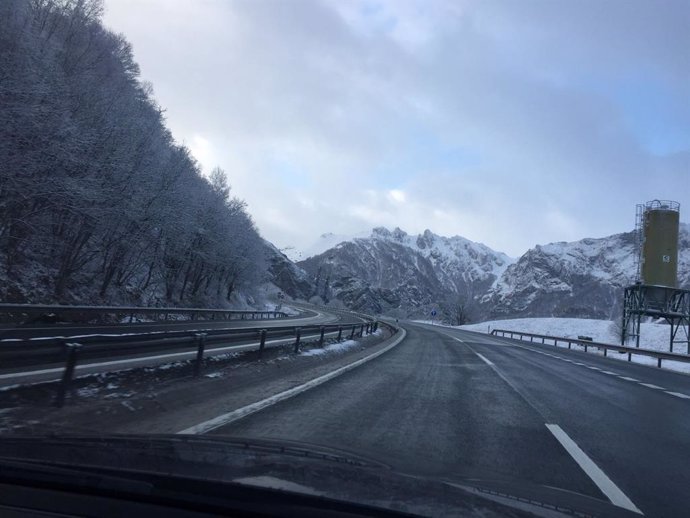 Archivo - Nieve, Huerna, temporal, carreteras asturianas, invierno, cadenas, autopista