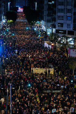 Centenares de personas durante una manifestación para exigir la dimisión de Mazón, a 1 de marzo de 2025, en Valencia, Comunidad Valenciana (España).