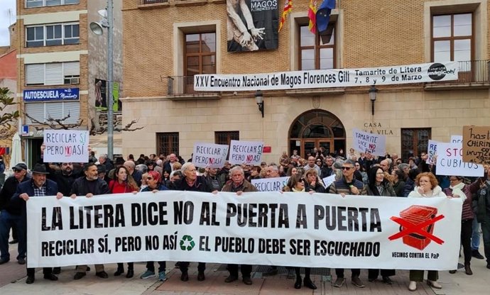 Concentración de vecinos contra el sistema de recogida de residuos puerta a puerta celebrada este sábado en Tamarite de Litera.