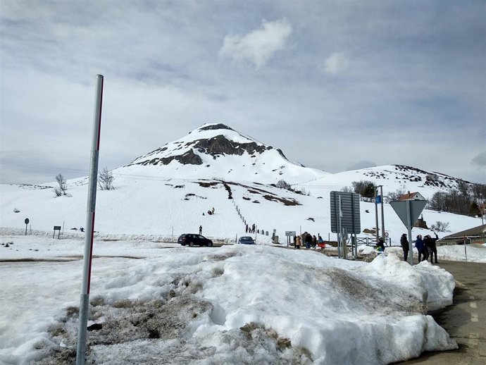 Archivo - Imagen de archivo del Puerto de Tarna nevado.