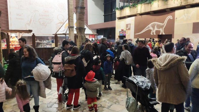 Afluencia de visitantes este sábado en el comienzo de la nueva temporada de Dinópolis