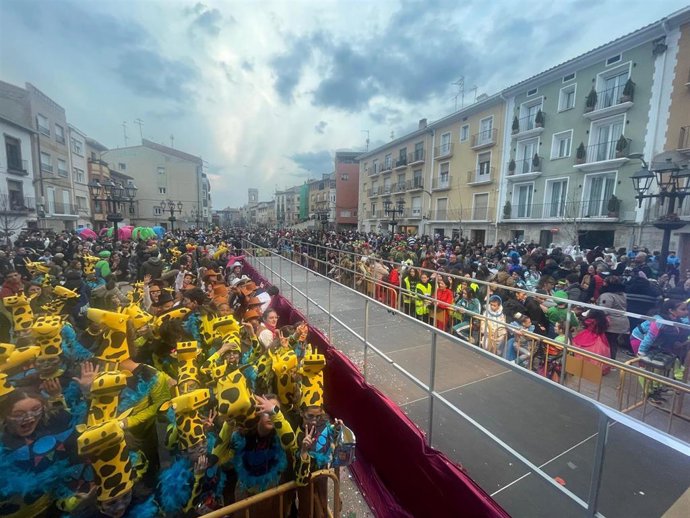 Ambiente en la Plaza de España de Fraga (Huesca) este sábado de Carnestoltes