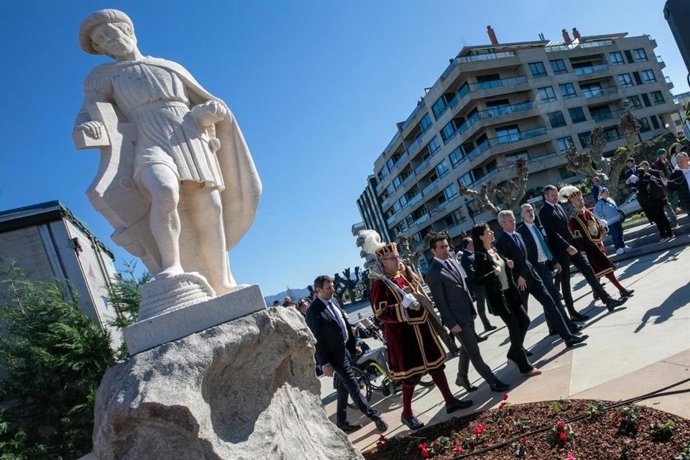 El presidente de la Xunta, Alfonso Rueda, los conselleiros de Vivenda y Cultura, María Martínez Allegue y José López Campos, el presidente de la Diputación de Pontevedra, Luis López, y el alcalde de Baiona, Jesús Vázquez Almuiña, en la Arribada 2025.