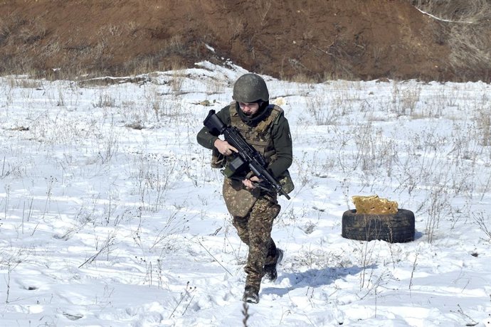 27 de fevereiro de 2025, região de Kharkiv, Ucrânia: Um soldado de infantaria da 13ª Brigada Operacional Khartiia da Guarda Nacional da Ucrânia usa uma metralhadora leve FN Minimi em um campo de tiro na região de Kharkiv, Ucrânia, em 27 de fevereiro de 20
