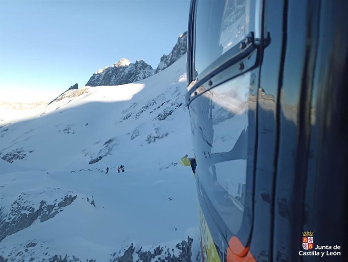 Evacuado en helicóptero un hombre herido en un tobillo tras un alud en Posada de Valdeón (León)