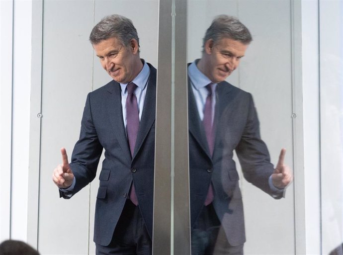 El presidente del PP, Alberto Núñez Feijóo, tras una rueda de prensa, en la sede del partido, a 24 de febrero de 2025, en Madrid (España). 