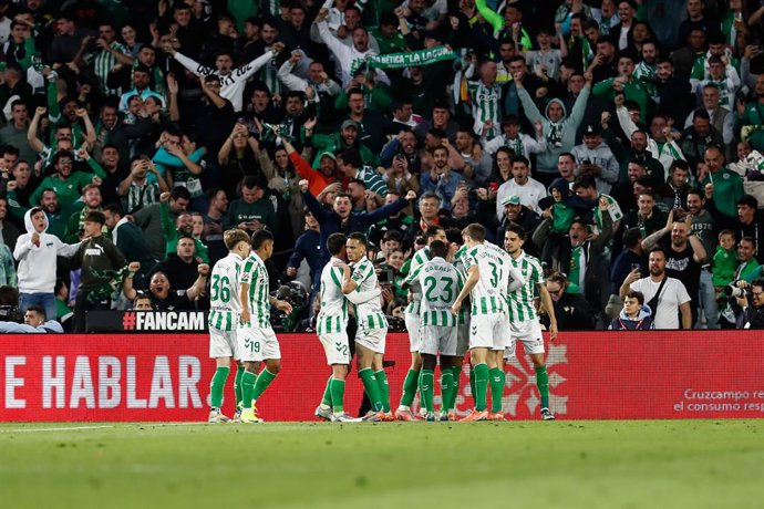 Johnny Cardoso, do Real Betis, comemora um gol durante a partida de futebol do campeonato espanhol, LaLiga EA Sports, disputada entre Real Betis e Real Madrid no estádio Benito Villamarin, em 1º de março de 2025, em Sevilha, Espanha.