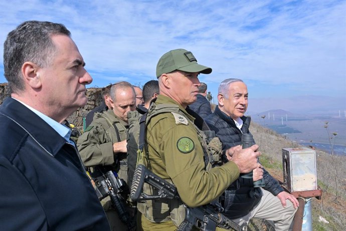 Archivo - Benjamin Netanyahu e Israel Katz junto a militares israelíes (archivo)