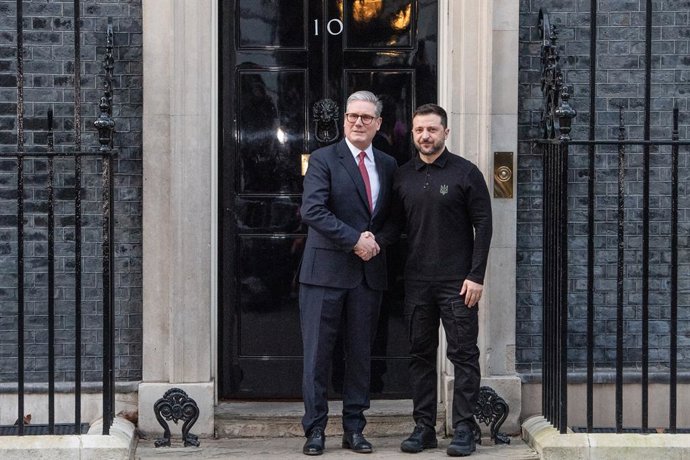1º de março de 2025, Londres, Inglaterra, Reino Unido: O primeiro-ministro do Reino Unido, KEIR STARMER, recebe o presidente ucraniano VOLODYMYR ZELENSKY no número 10 da Downing Street, em Londres. Os líderes discutirão o apoio contínuo à Ucrânia, as futu
