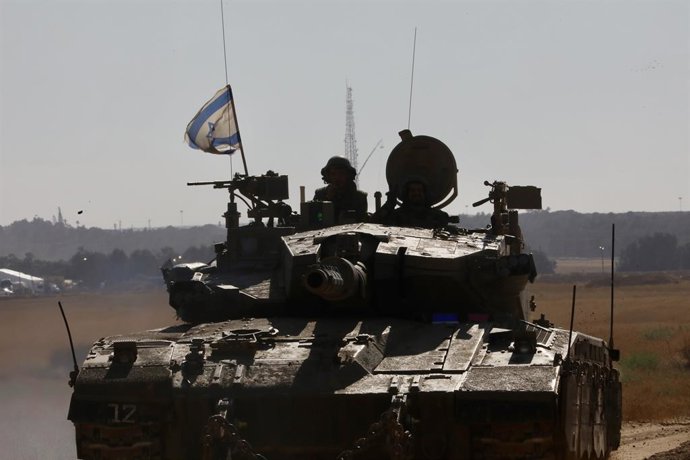 Archivo - SHALOM KEREM CROSSING, 6 de maio de 2024 -- Um tanque israelense é visto perto da passagem de Shalom Kerem, no sul de Israel, na fronteira com a Faixa de Gaza, em 6 de maio de 2024. A mídia israelense informou na segunda-feira que o gabinete de 