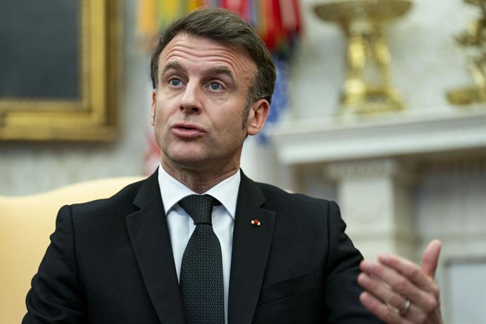 24 de fevereiro de 2025, Washington, Distrito de Columbia, EUA: O presidente da França, Emmanuel Macron, fala durante reunião com o presidente Donald Trump no Salão Oval da Casa Branca em Washington, DC, na segunda-feira, 24 de fevereiro de 2025