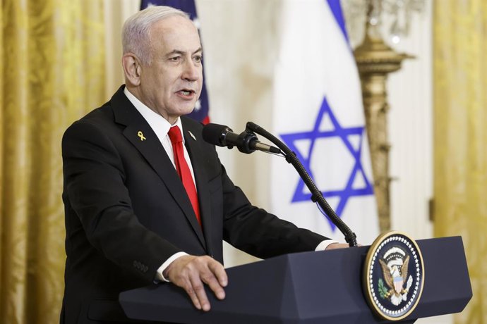 4 de fevereiro de 2025, Washington, Distrito de Columbia, EUA: O primeiro-ministro israelense Benjamin Netanyahu fala durante uma coletiva de imprensa conjunta com o presidente dos EUA, Donald J. Trump, no Salão Leste da Casa Branca em Washington, DC, EUA