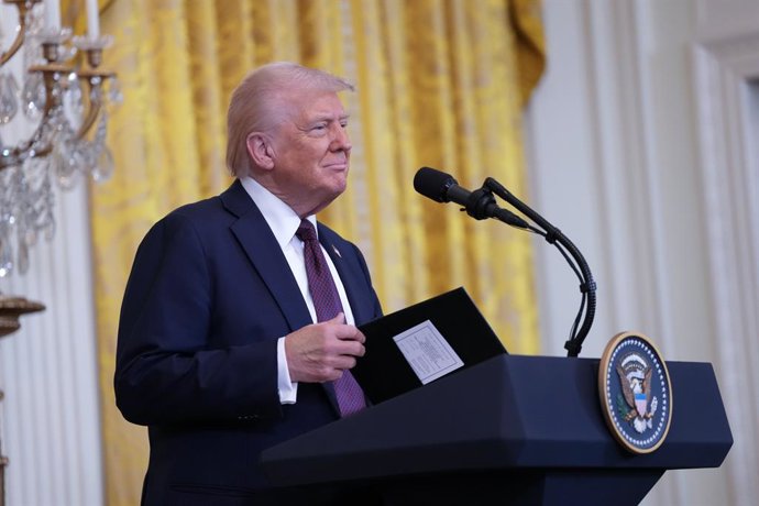 27 de fevereiro de 2025, Washington, Distrito de Columbia, EUA: O presidente dos Estados Unidos, Donald J. Trump, e o primeiro-ministro do Reino Unido, Keir Starmer, realizam uma coletiva de imprensa conjunta no Salão Leste da Casa Branca em Washington, D