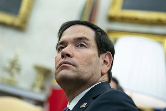 24 de fevereiro de 2025, Washington, Distrito de Columbia, EUA: O secretário de Estado Marco Rubio observa enquanto o presidente Donald Trump se reúne com o presidente da França Emmanuel Macron no Salão Oval da Casa Branca em Washington, DC, na segunda-fe