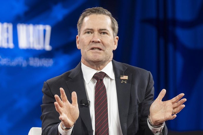 21 de fevereiro de 2025, National Harbor, Maryland, EUA: O assessor de segurança nacional dos Estados Unidos do presidente Donald Trump, MICHAEL WALTZ, em conversa com Mercedes Schlapp durante o segundo dia da Conferência CPAC 2025 no Gaylord Convention C