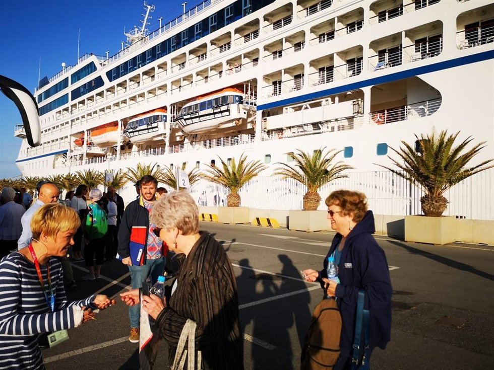 Archivo - Desembarco de cruceristas en Almería.
