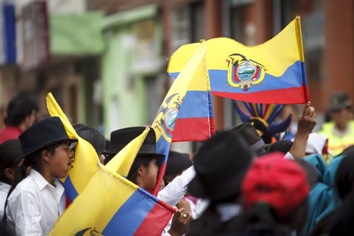 Archivo - June 20, 2014 - Otavalo, Imbabura, Ecuador - Inti Raymi children's parade, indigenous boys with flags of Ecuador