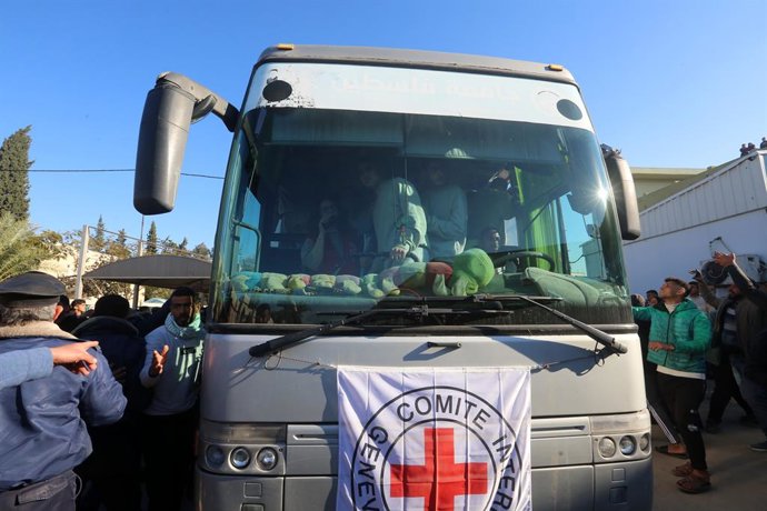 27 de fevereiro de 2025, Khan Yunis, Faixa de Gaza, Território Palestino: Um ônibus transportando ex-prisioneiros palestinos chega ao Hospital Europeu em Khan Yunis, no sul da Faixa de Gaza, em 27 de fevereiro de 2025, após sua libertação pelas autoridade