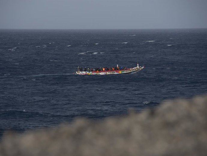 Archivo - Arquivo - Um cayuco chegando ao porto de La Restinga, em 19 de agosto de 2024, em El Hierro, Ilhas Canárias (Espanha).  Hoje cedo, um barco com 86 pessoas a bordo chegou ao porto de La Restinga. O Cayuco foi avistado quando estava no porto de La