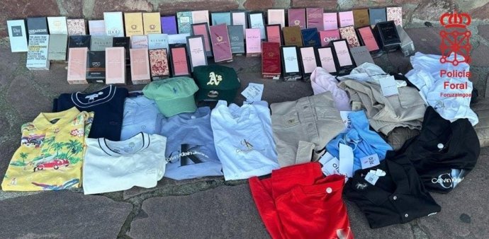 Ropa y perfumes robados por los detenidos.