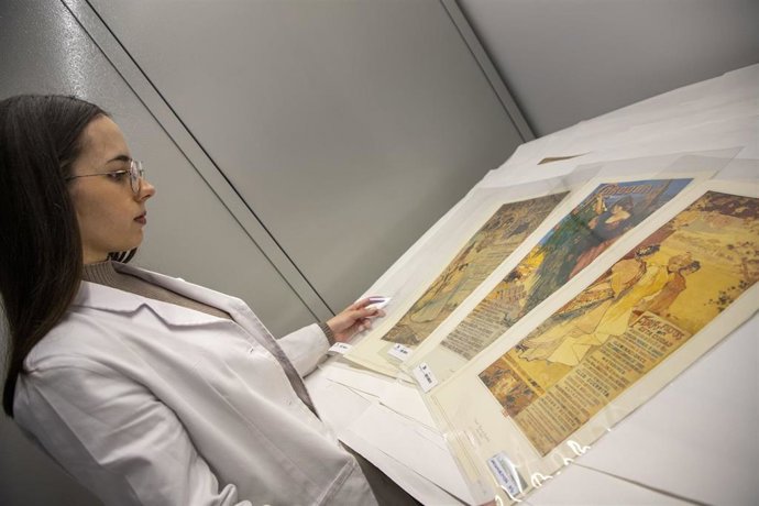 Una de las jóvenes que trabaja en el archivo de la Diputación de Córdoba.