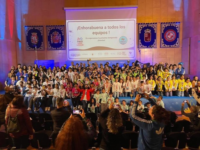 Foto de familia de todos los equipos que participaron en la final regional este sábado en Cartagena