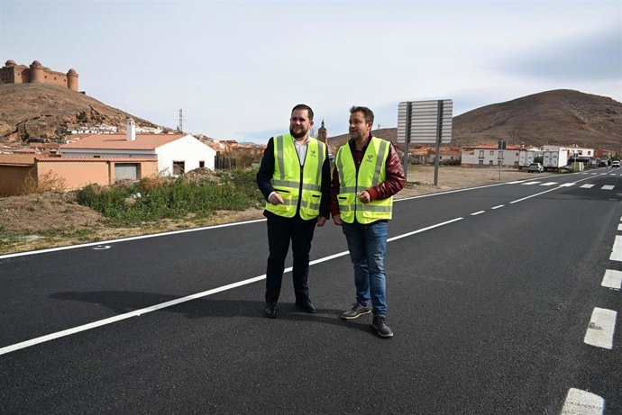 Imagen del diputado Obras Públicas y Vivienda de Granada, José Ramón Jiménez, junto al alcalde de La Calahorra, Alejandro Ramírez,  en la visita a las obras  en la carretera provincial GR-5104.