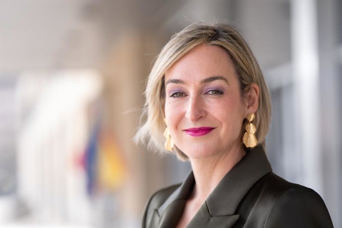 A porta-voz do governo basco, María Ubarretxena, posa para a Europa Press, em 28 de fevereiro de 2025, em Madri (Espanha). Ubarretxena foi prefeita de Mondragón entre 2015 e 2023, após o que foi nomeada deputada para Infraestruturas Rodoviárias do Conselh