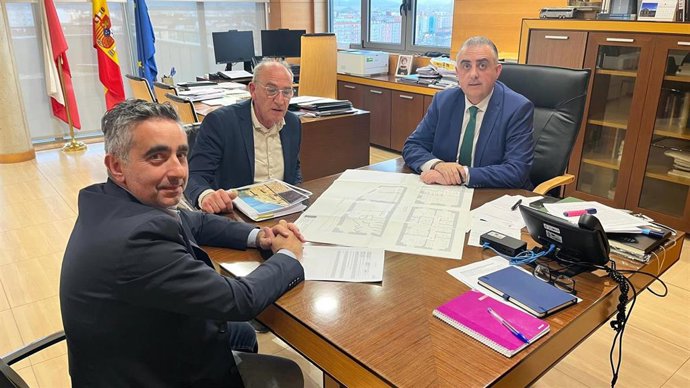 Reunión entre el consejero de Fomento, Roberto Media, y el alcalde de Pesquera, Julián Gutiérrez