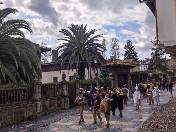 Pasacalles tradicional de Antroxu en Avilés