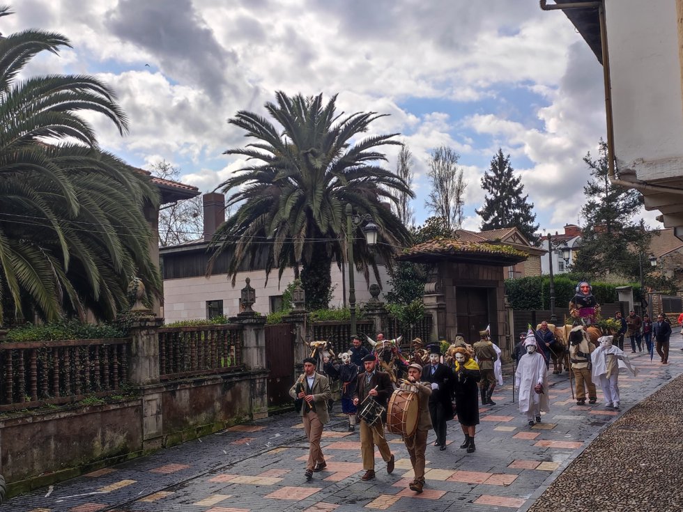 Pasacalles tradicional de Antroxu en Avilés