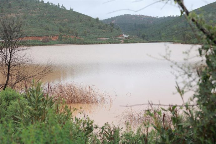 Archivo - Imagen del 23 de enero del embalse de Monte Félix-Toril, en Cuevas de la Mora (Almonaster la Real, Huelva), en el que las intensas lluvias provocaron una grieta por acumulación de agua.