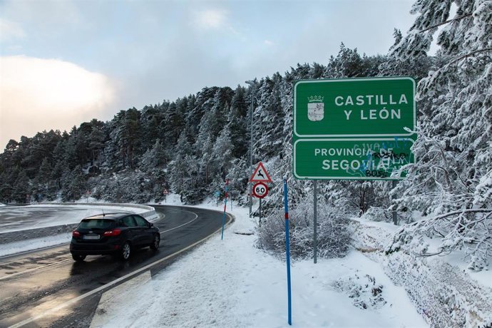 Archivo - Un coche pasa el límite de Castilla y León, a 13 de diciembre de 2024, Madrid (España).