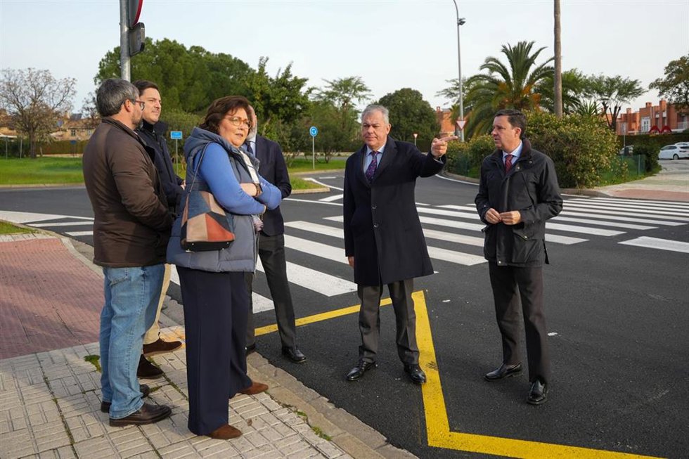 El alcalde de Sevilla, José Luis Sanz, visita las obras de reasfaltado de Sevilla Este.
