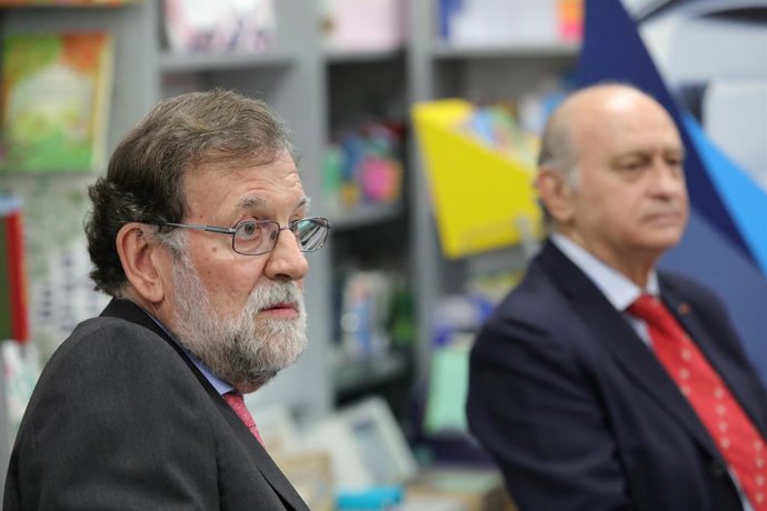 Archivo - Arquivo - O ex-primeiro-ministro Mariano Rajoy (à esquerda) e o ex-ministro do Interior e membro do PP Jorge Fernández Díaz (à direita), durante a apresentação do livro de Fernández Díaz "Cada día tiene su afán" na Livraria Neblí, Calle Serrano 