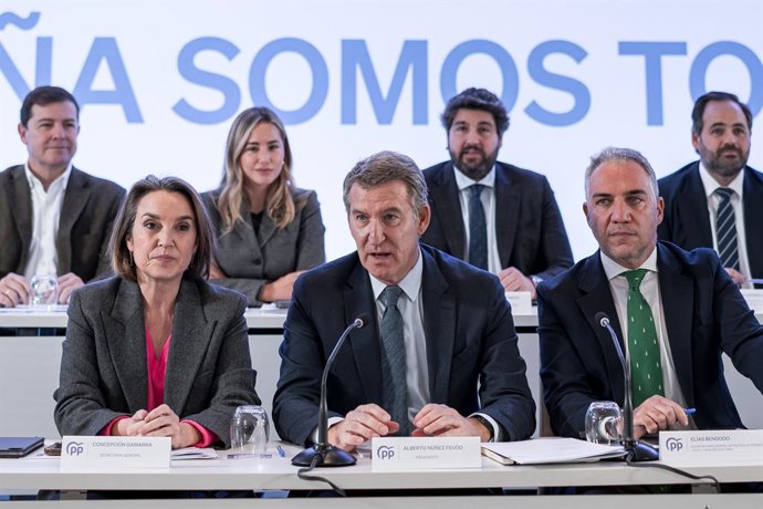 Archivo - Arquivo - (E-D) O secretário geral do PP, Cuca Gamarra; o presidente do PP, Alberto Núñez Feijóo e o secretário adjunto de Coordenação Autônoma e Local do PP, Elías Bendodo, durante uma reunião do Comitê Executivo de seu partido, no Hotel Hyatt.
