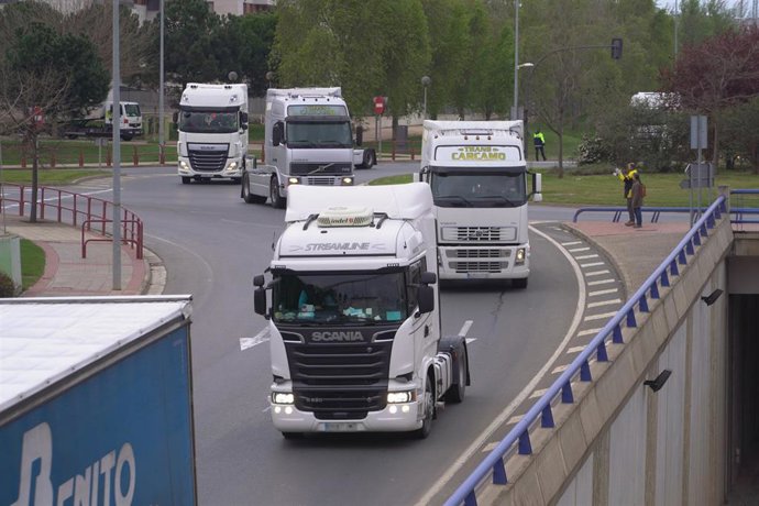 Archivo - Varios camiones circulando por Cantabria