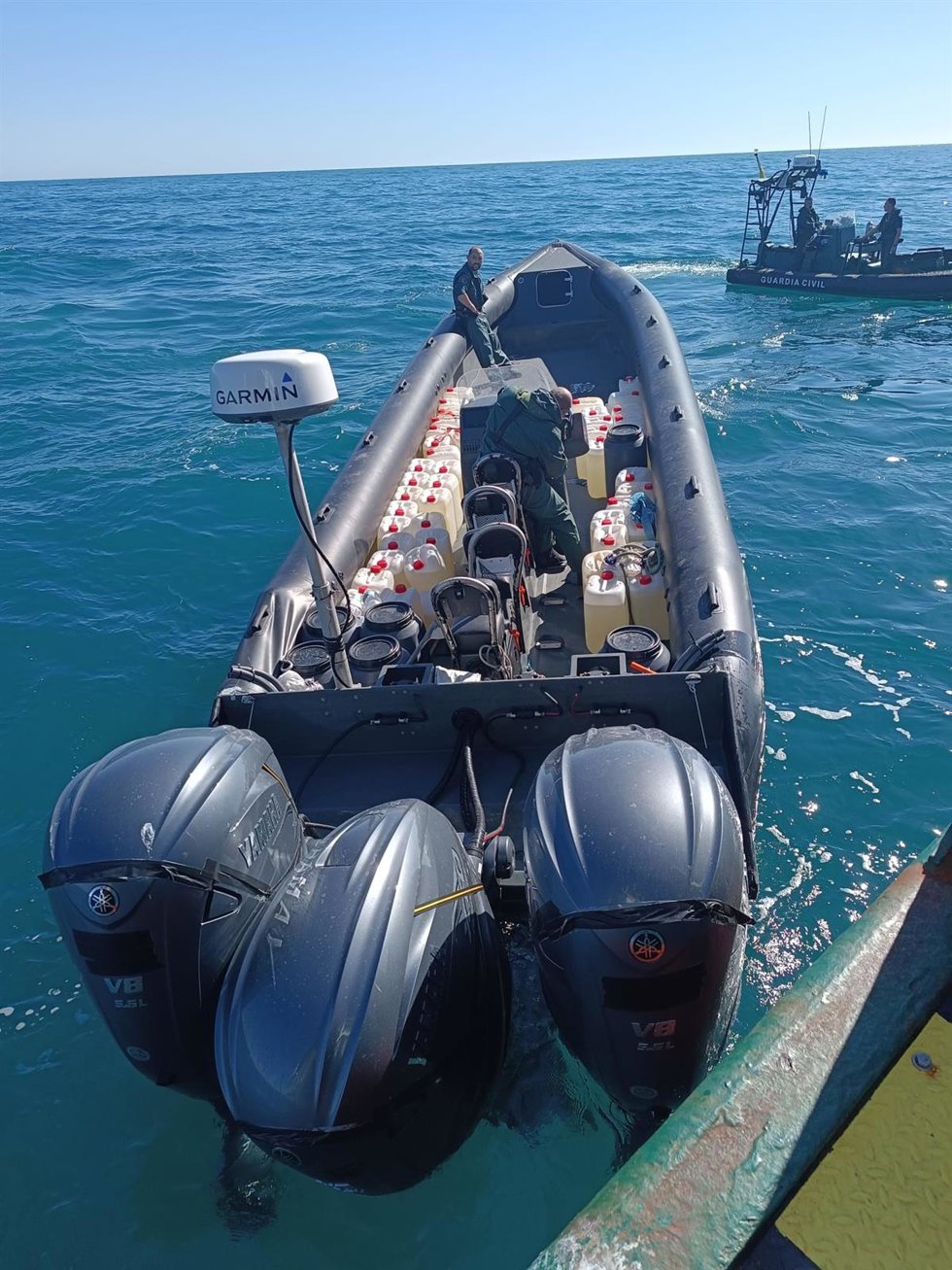 Archivo - Narcolancha intervenida por la Guardia Civil en Conil, cargada con garrafas de gasolina y hachís