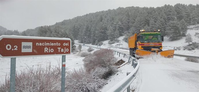 Un equipo de la DPT trabajando en la Vega del Tajo en Calomarde