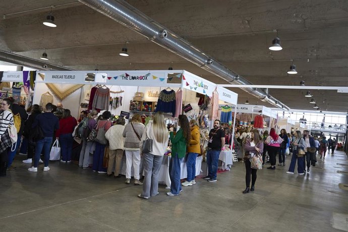 Varias personas en una feria en el Pabellón de Convenciones de la Casa de Campo, a 15 de febrero de 2025,