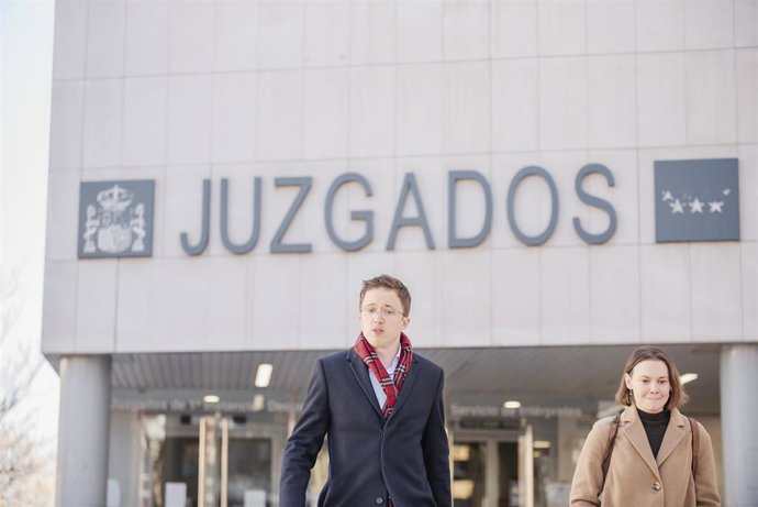 Archivo - El ex portavoz de Sumar en el Congreso Iñigo Errejón sale de declarar en los juzgados de Plaza de Castilla, junto a su abogada, a 16 de enero de 2025, en Madrid (España). 