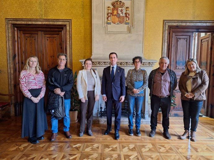 El presidente del Consell, Llorenç Galmés, apoya a los vecinos de Son Macià para conseguir que Ca Ses Monges sea de titularidad pública