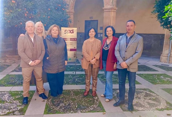 Imagen de la portavoz del PSOE en la Diputación de Granada, Fatima Gómez, junto a otros diputados socialistas en su visita al Centro Provincial de Drogodependencias.