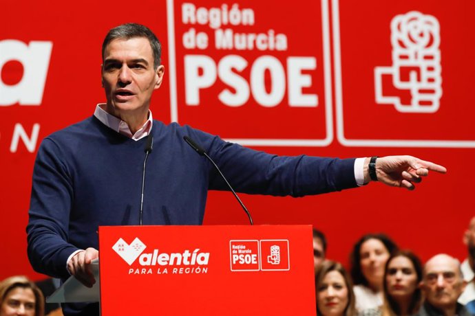 O Secretário Geral do PSOE e Presidente do Governo, Pedro Sánchez, discursa durante a cerimônia de encerramento do 17º Congresso Regional do PSRM-PSOE, no Auditorio y Palacio de Congresos El Batel, em 2 de março de 2025, em Cartagena, Murcia (Espanha). No