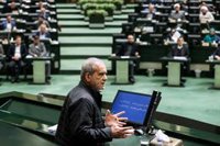 El Parlamento de Irán destituye al ministro de Economía tras el desplome de la moneda nacional