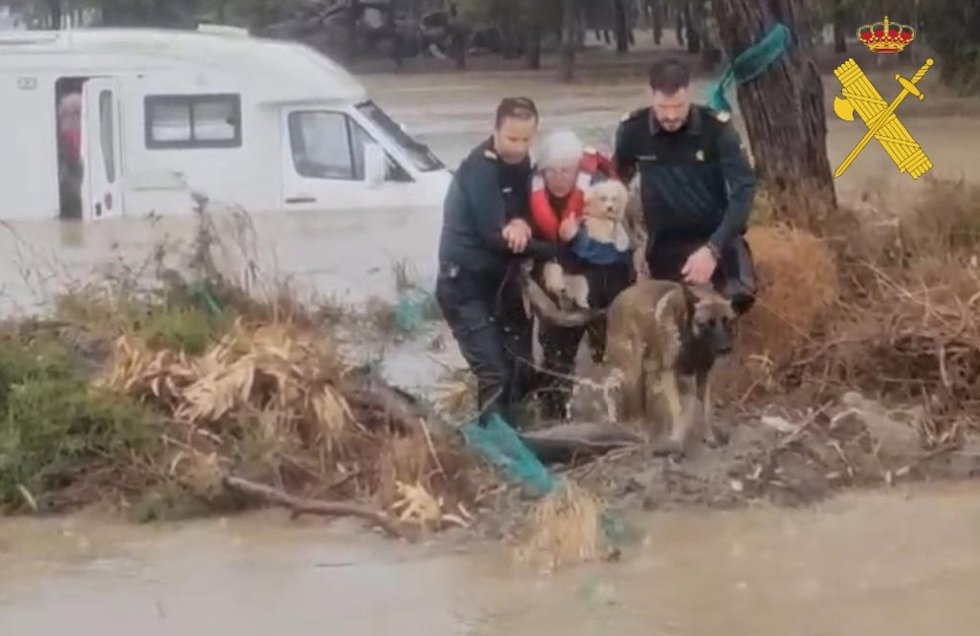 Imagen de agentes de la Guardia Civil rescatando a una persona de una riada en Cuevas de Almanzora (Almería).