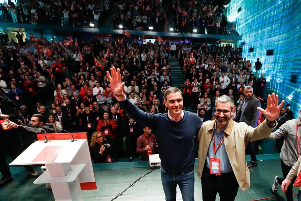 En Cartagena, el secretario general del PSOE y presidente del Gobierno, Pedro Sánchez junto al secretario general de la Región, Francisco Lucas, clausurando el 17 Congreso Regional del PSRM-PSOE.
