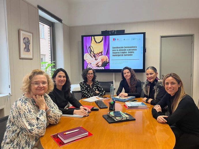 Gobierno y Santander buscan mejorar la atención de personas mayores con necesidades sociales y sanitarias