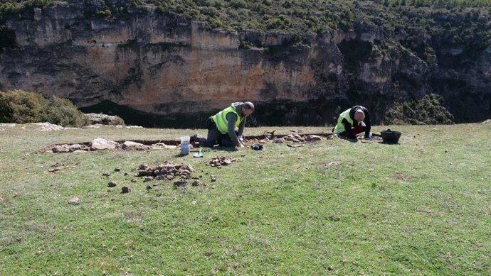 Tareas de excavación en el yacimiento arqueológico del Pico de la Muela.